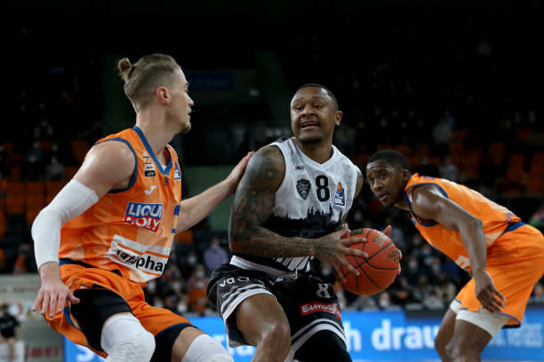 队在激烈对 队在激烈对